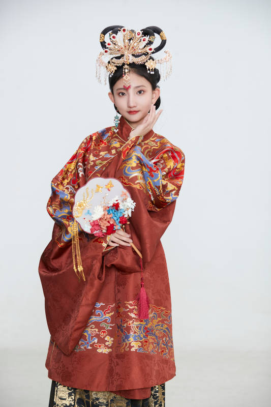 白色背景下穿着明代凤冠霞帔汉服的可爱少女图片