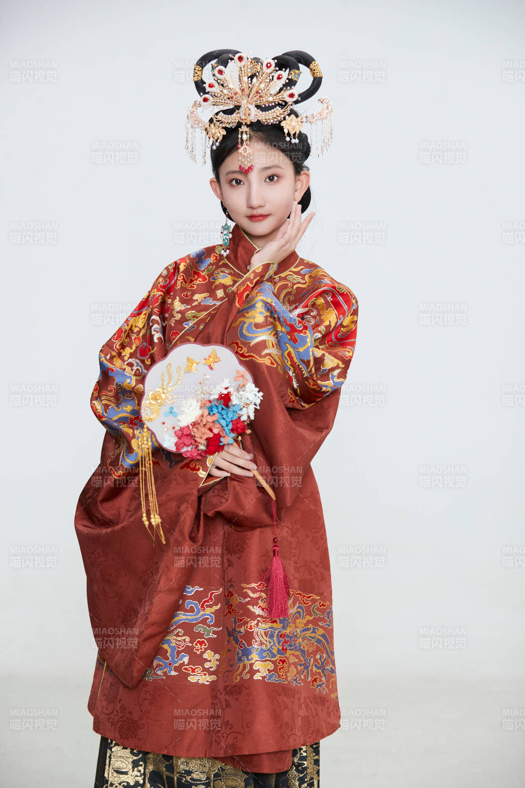 白色背景下穿着明代凤冠霞帔汉服的可爱少女图片