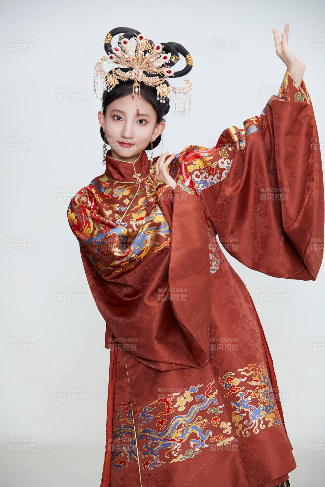 白色背景下穿着明代凤冠霞帔汉服的可爱少女图片