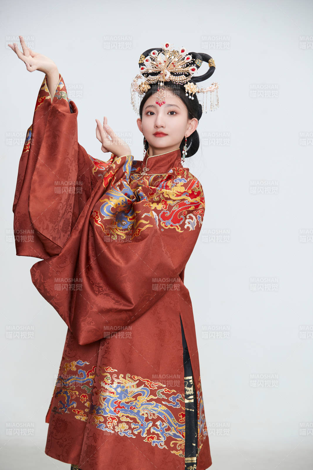 白色背景下穿着明代凤冠霞帔汉服的可爱少女图片