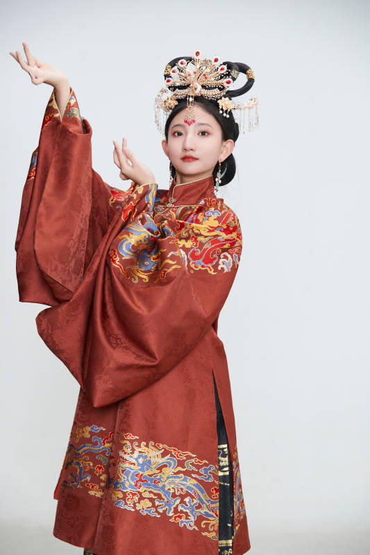 白色背景下穿着明代凤冠霞帔汉服的可爱少女图片