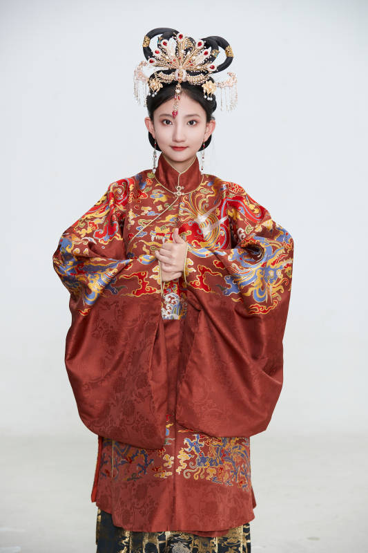 白色背景下穿着明代凤冠霞帔汉服的可爱少女图片