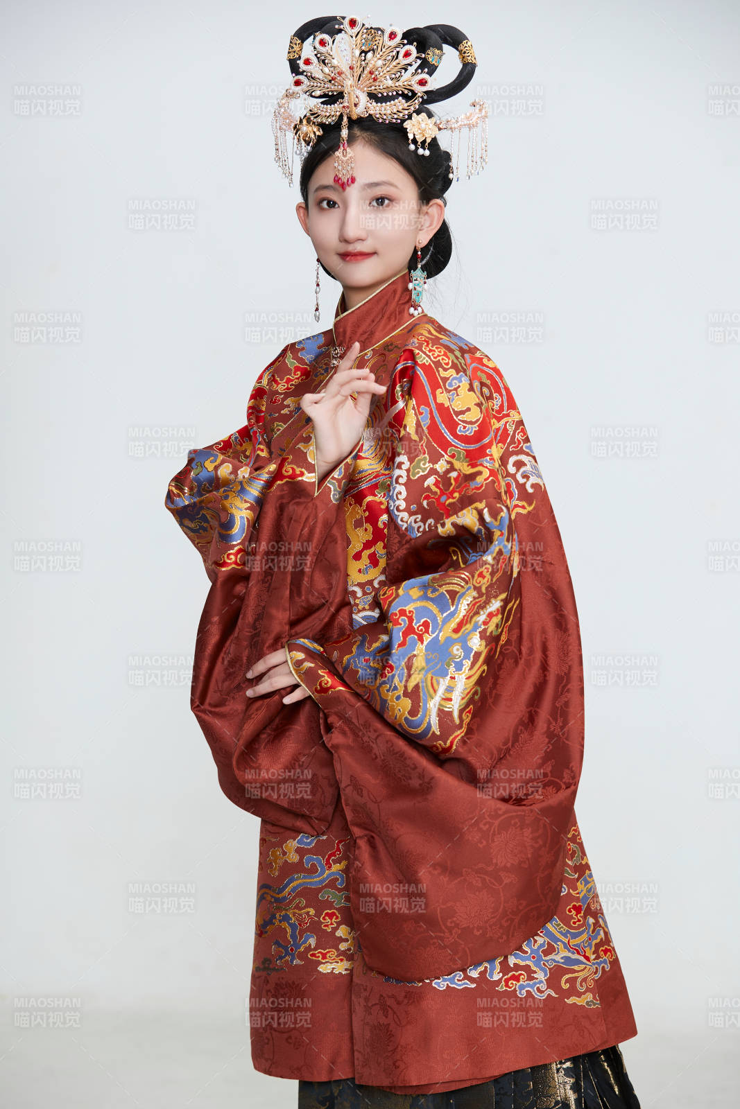 白色背景下穿着明代凤冠霞帔汉服的可爱少女图片
