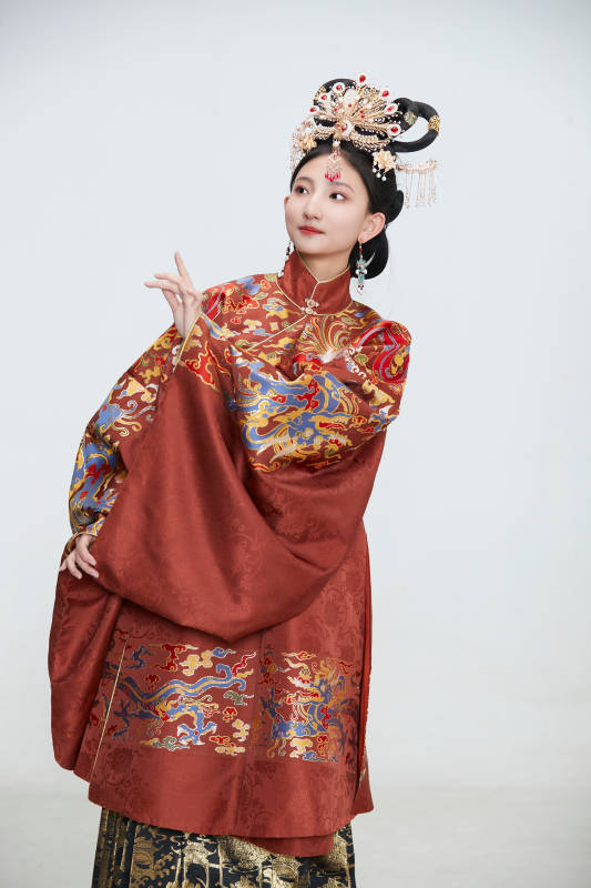 白色背景下穿着明代凤冠霞帔汉服的可爱少女图片