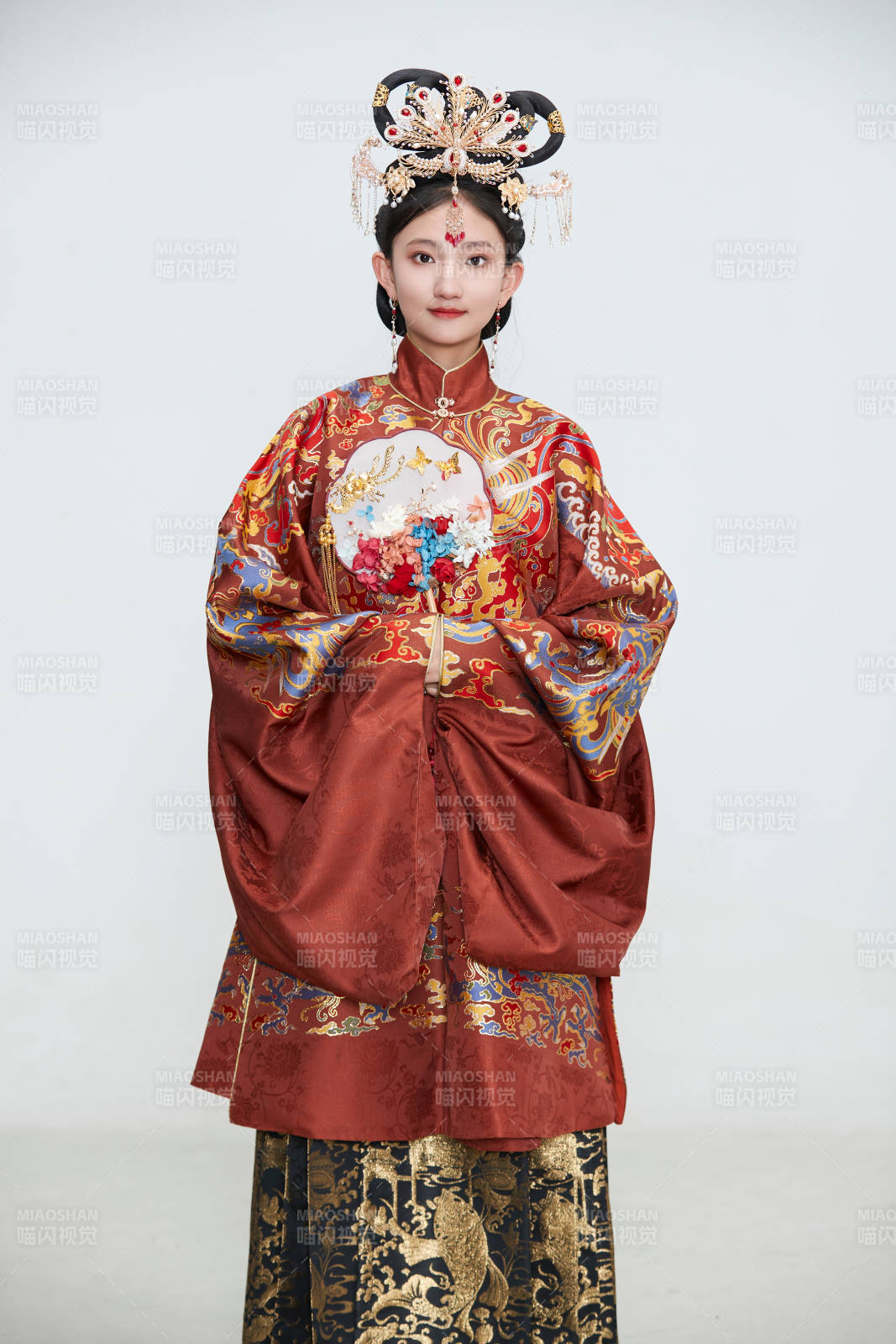 白色背景下穿着明代凤冠霞帔汉服的可爱少女图片