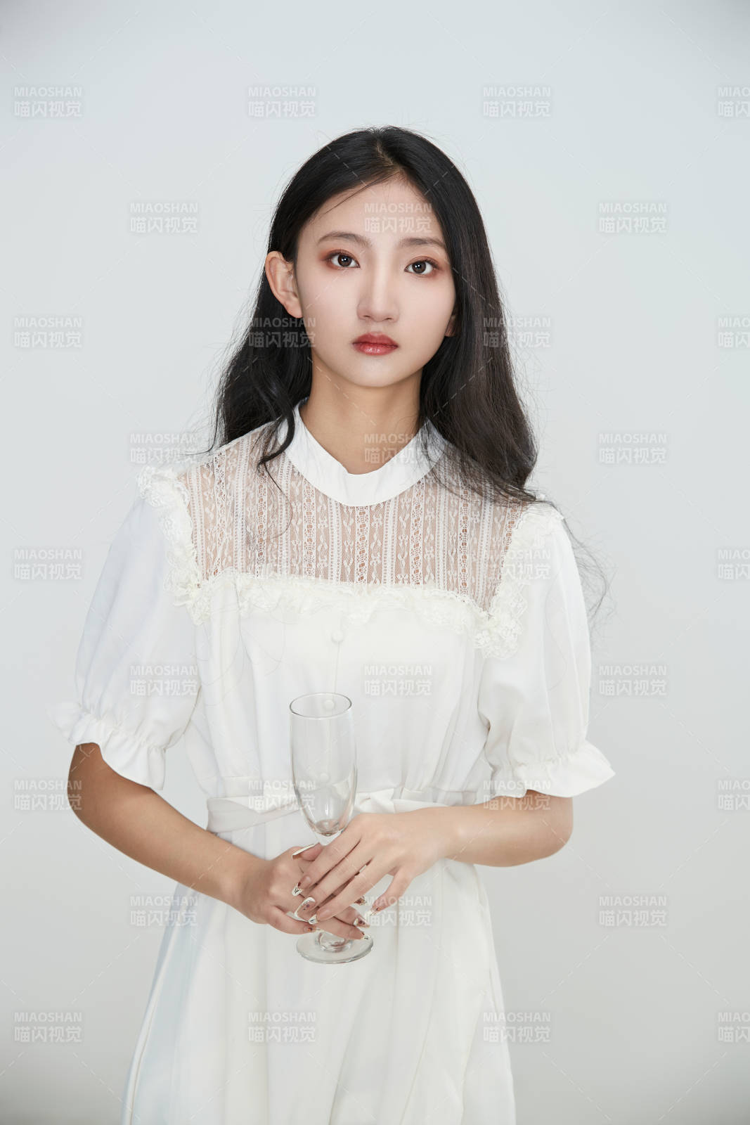 白色背景下身穿连衣裙的清纯少女图片