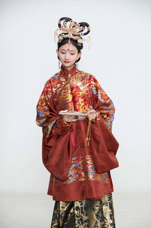 白色背景下穿着明代凤冠霞帔汉服的可爱少女图片