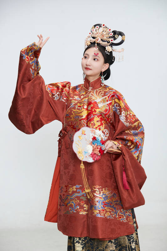 白色背景下穿着明代凤冠霞帔汉服的可爱少女图片