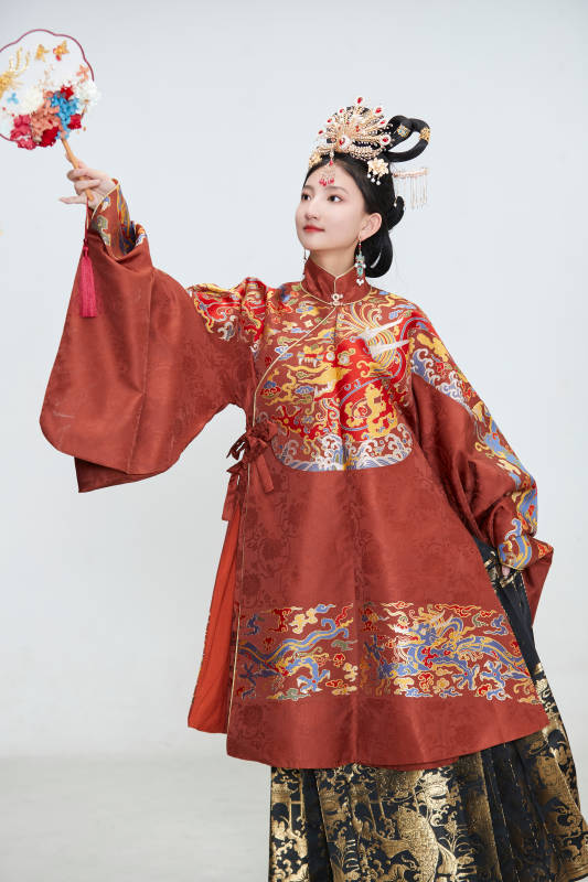 白色背景下穿着明代凤冠霞帔汉服的可爱少女图片