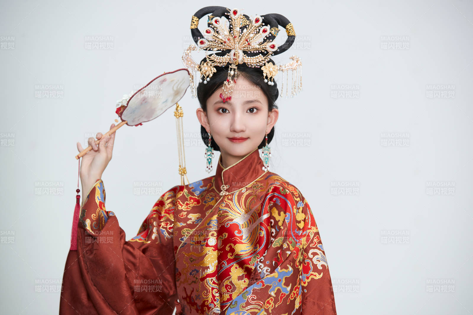 白色背景下穿着明代凤冠霞帔汉服的可爱少女图片