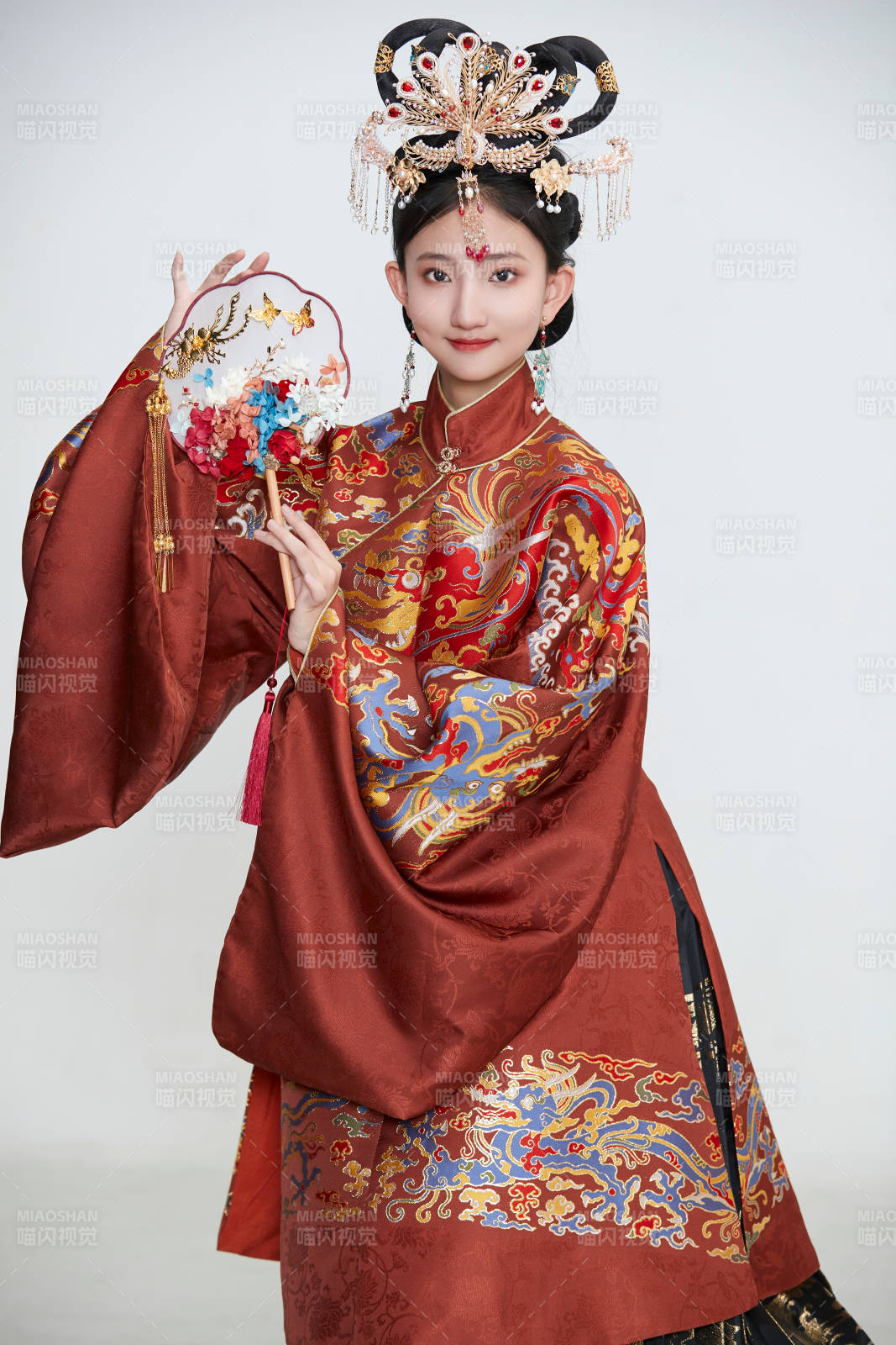 白色背景下穿着明代凤冠霞帔汉服的可爱少女图片