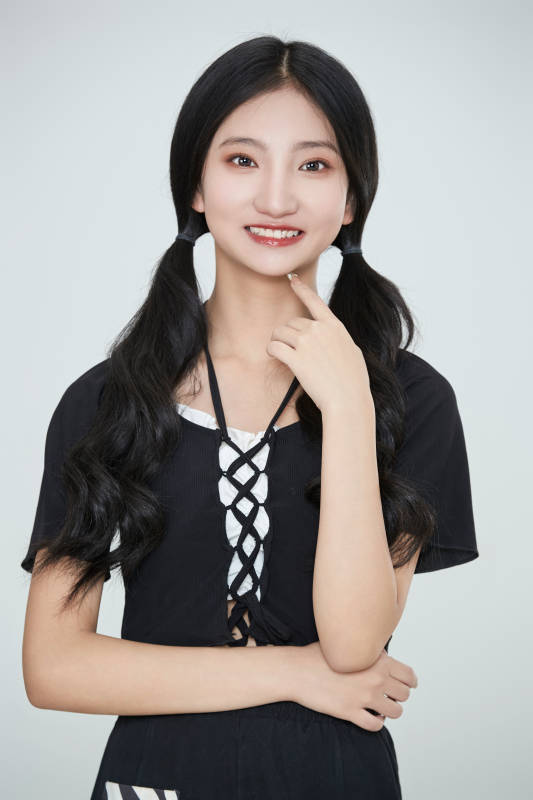 白色背景下做各种面部表情的可爱亚洲少女图片