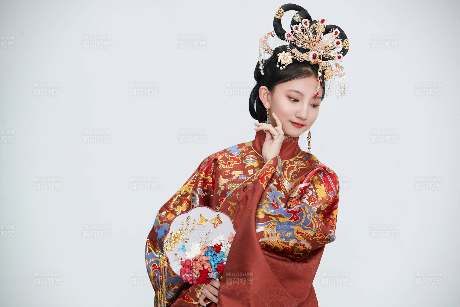 白色背景下穿着明代凤冠霞帔汉服的可爱少女图片