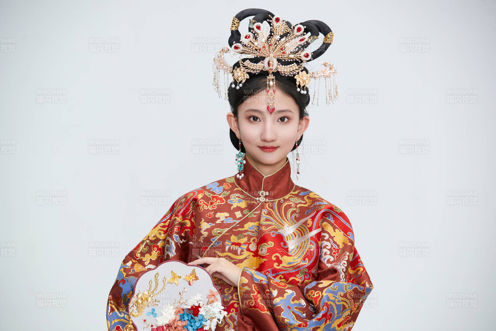 白色背景下穿着明代凤冠霞帔汉服的可爱少女图片