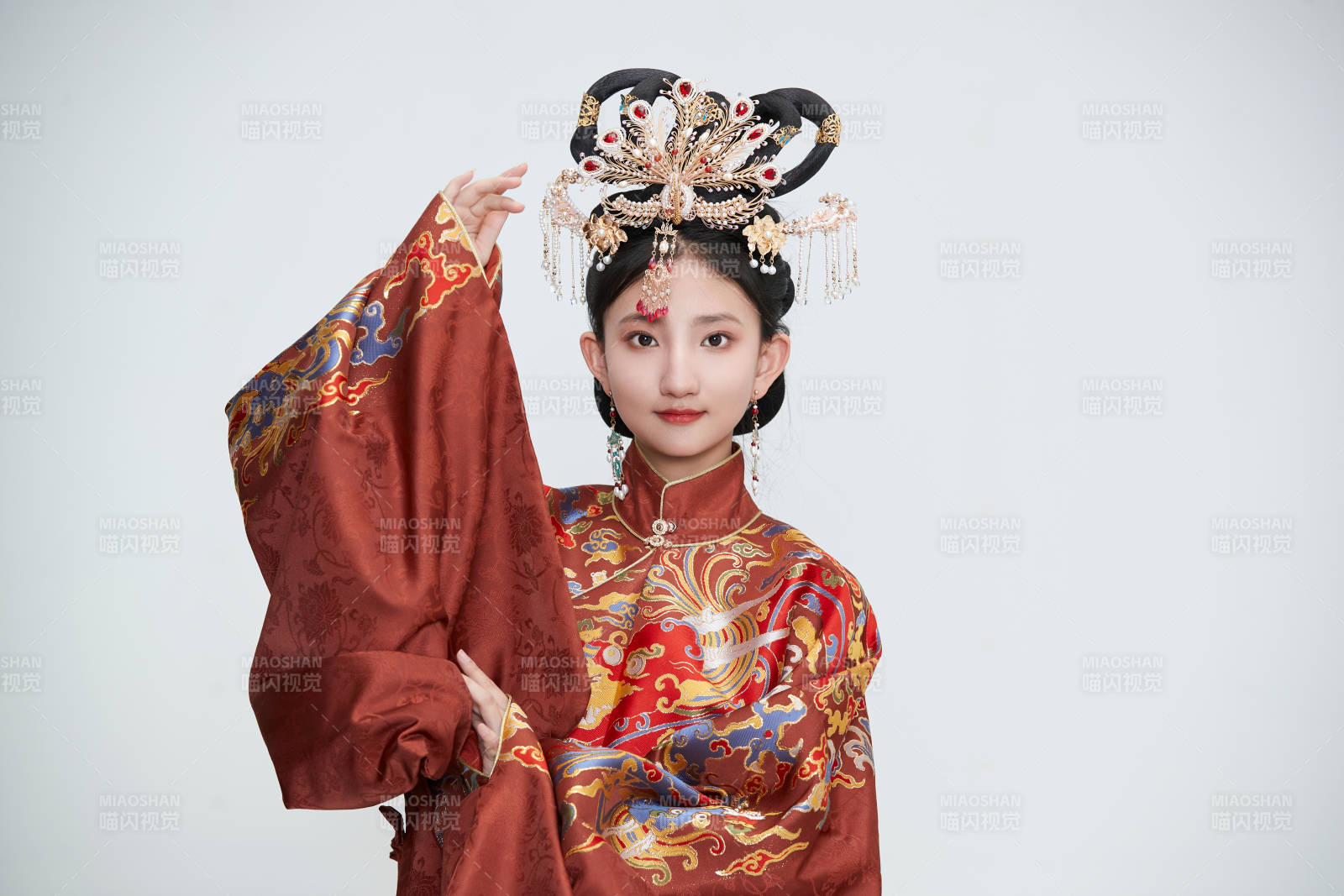 白色背景下穿着明代凤冠霞帔汉服的可爱少女图片