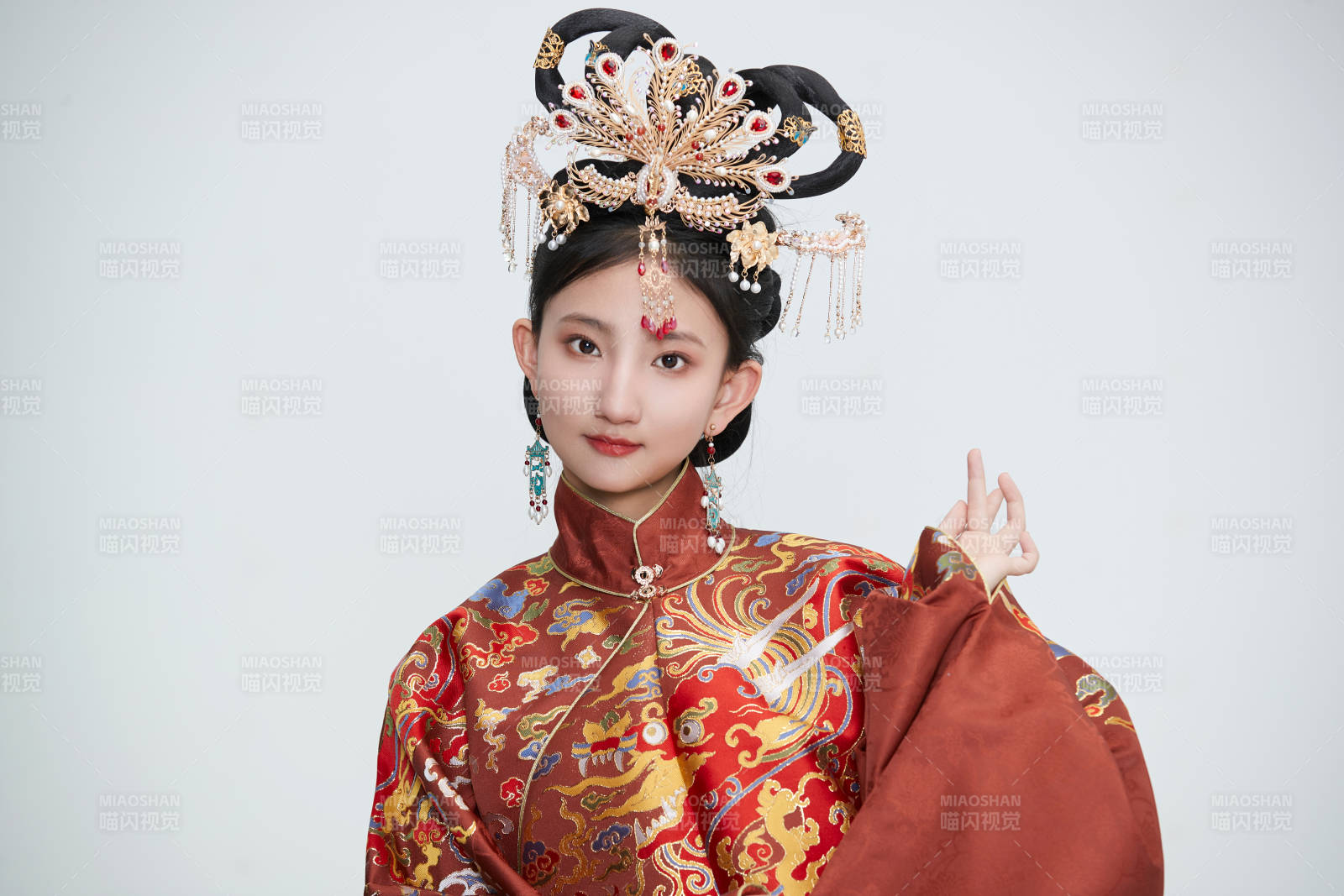 白色背景下穿着明代凤冠霞帔汉服的可爱少女图片