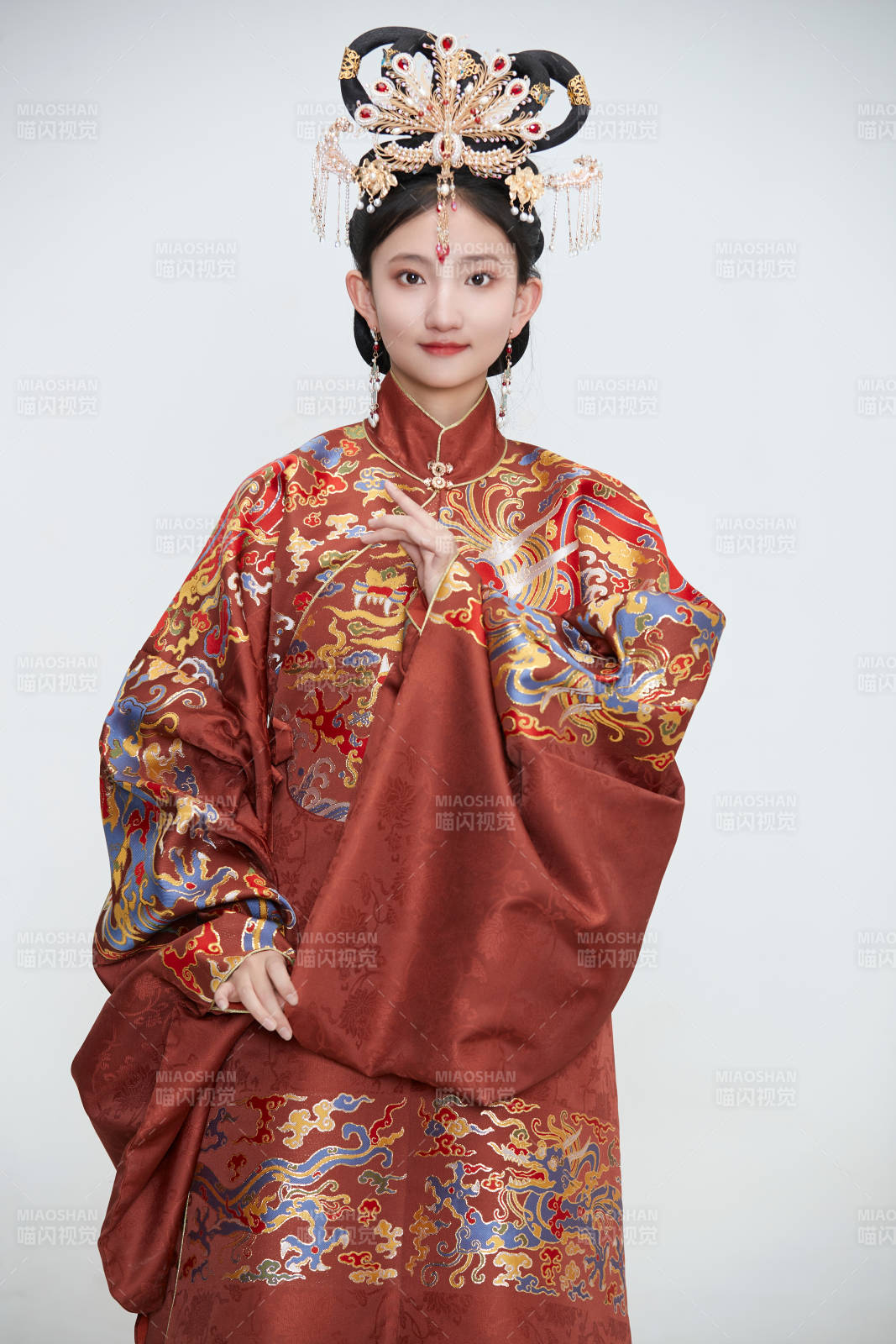 白色背景下穿着明代凤冠霞帔汉服的可爱少女图片
