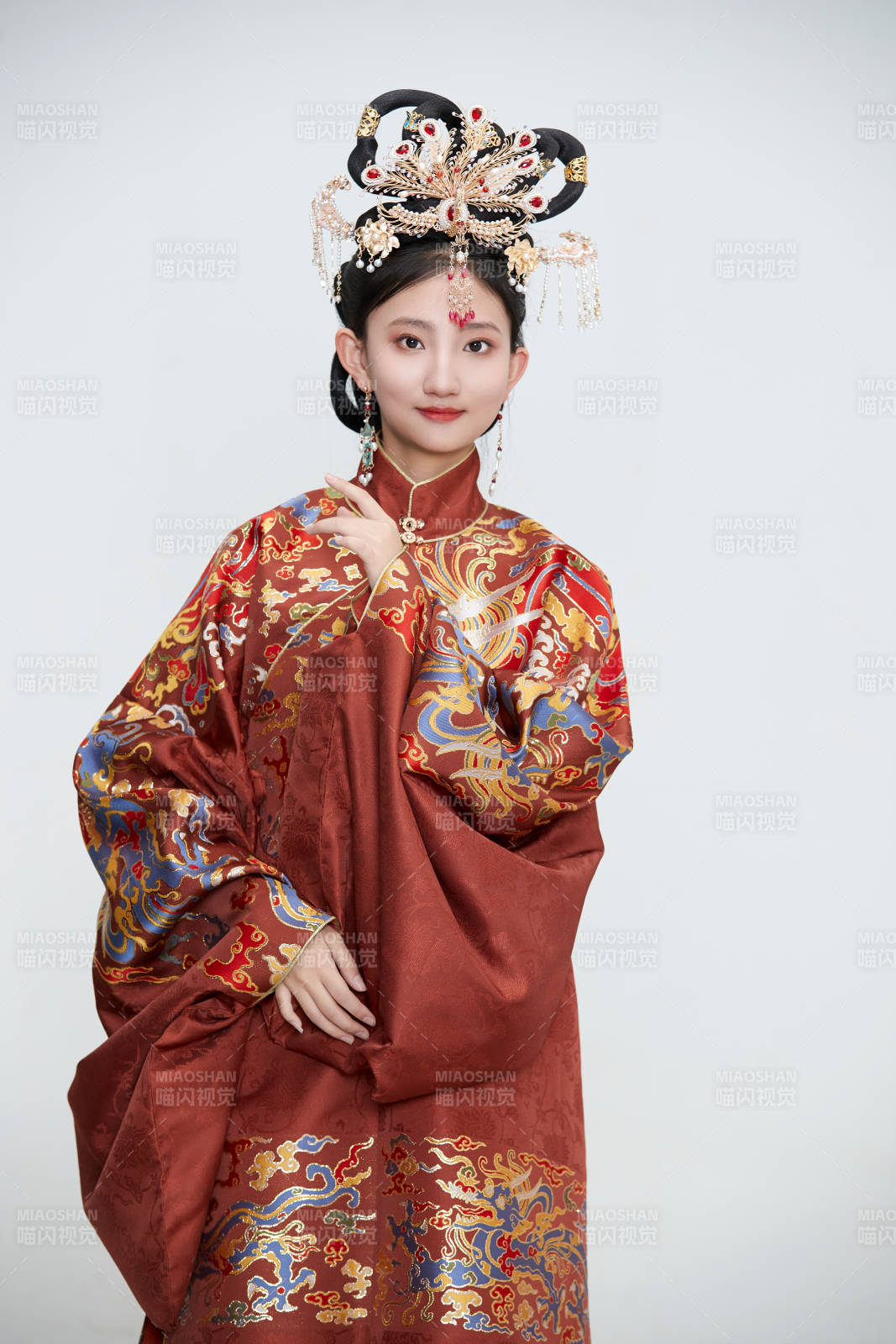 白色背景下穿着明代凤冠霞帔汉服的可爱少女图片