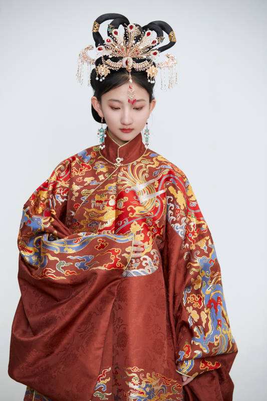 白色背景下穿着明代凤冠霞帔汉服的可爱少女图片