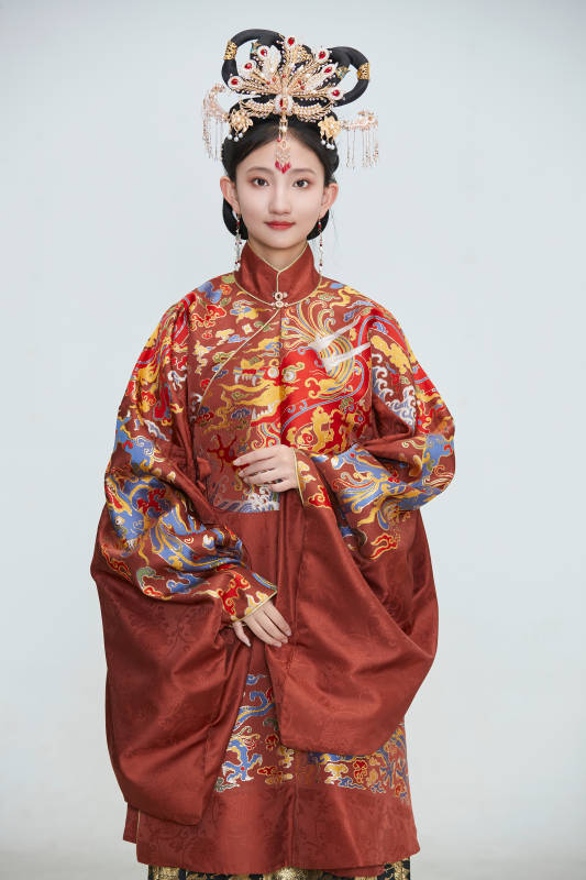 白色背景下穿着明代凤冠霞帔汉服的可爱少女图片