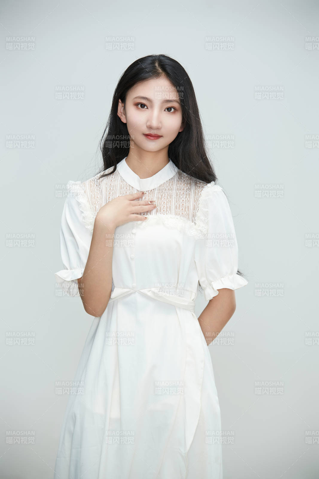 白色背景下身穿连衣裙的清纯少女图片