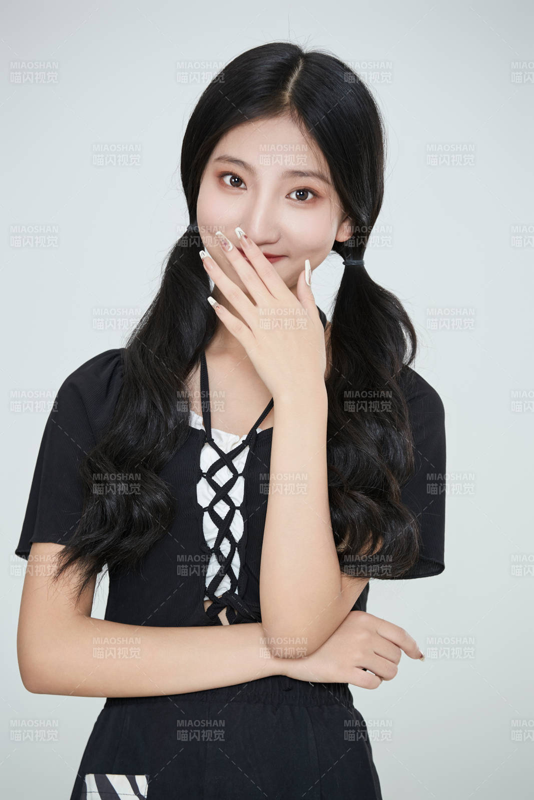 白色背景下做各种面部表情的可爱亚洲少女图片