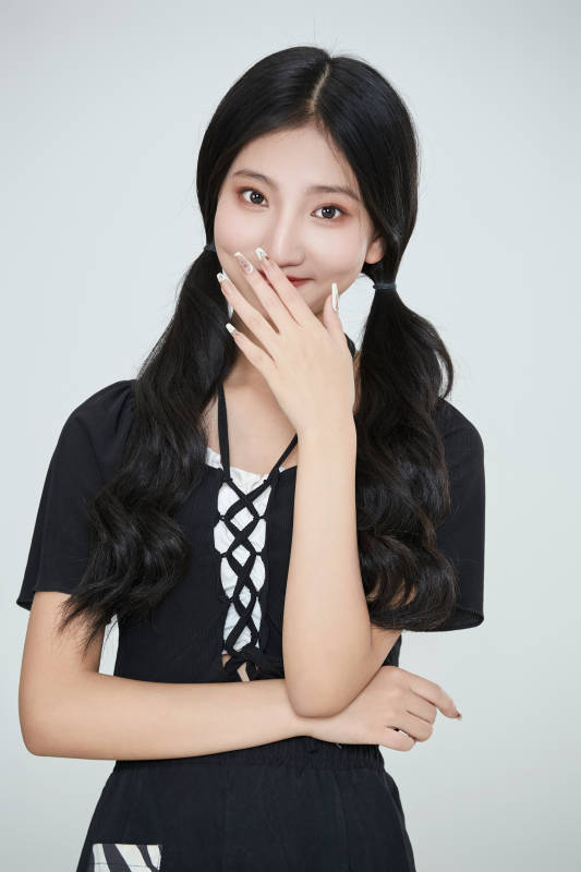 白色背景下做各种面部表情的可爱亚洲少女图片