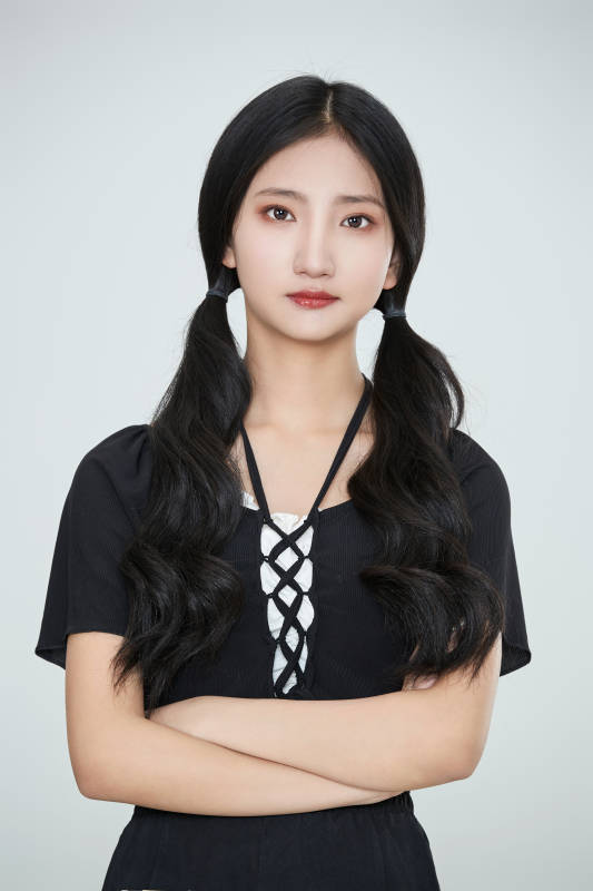 白色背景下做各种面部表情的可爱亚洲少女图片