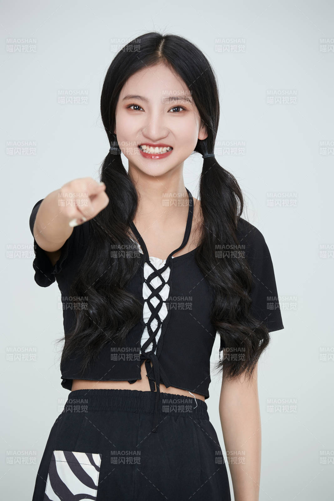 白色背景下做各种面部表情的可爱亚洲少女图片