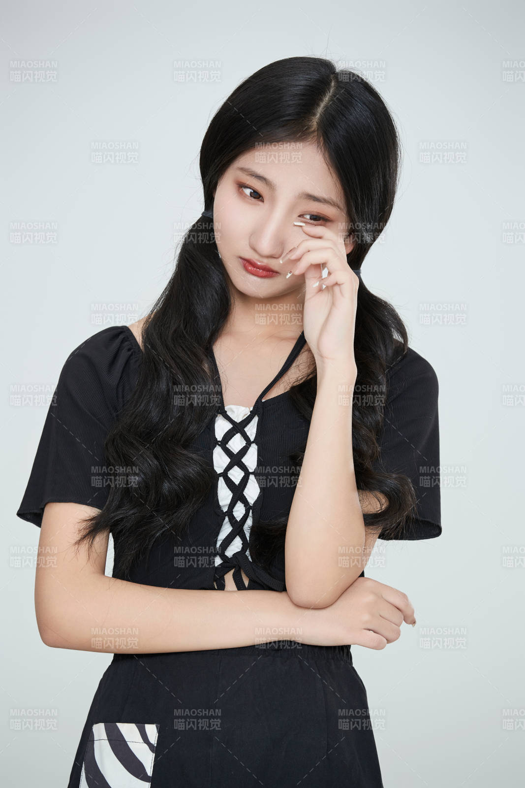 白色背景下做各种面部表情的可爱亚洲少女图片