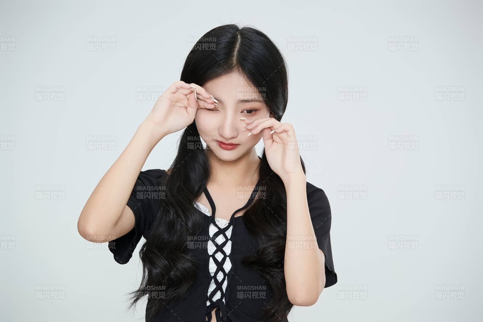 白色背景下做各种面部表情的可爱亚洲少女图片