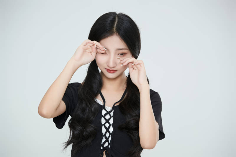 白色背景下做各种面部表情的可爱亚洲少女图片