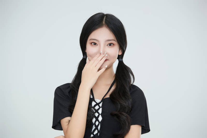 白色背景下做各种面部表情的可爱亚洲少女图片