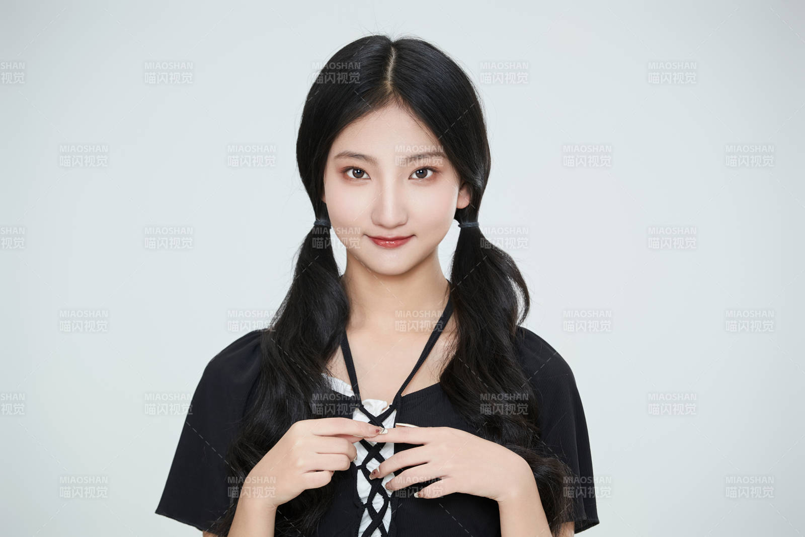 白色背景下做各种面部表情的可爱亚洲少女图片