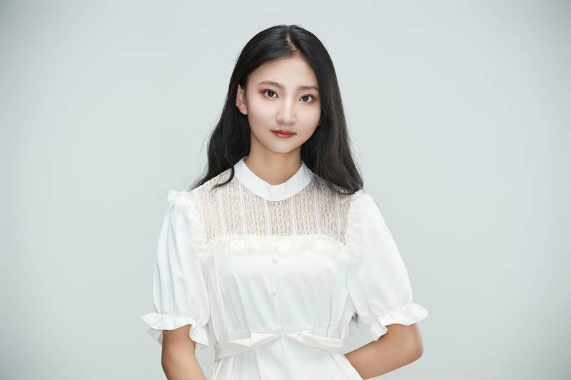 白色背景下身穿连衣裙的清纯少女图片