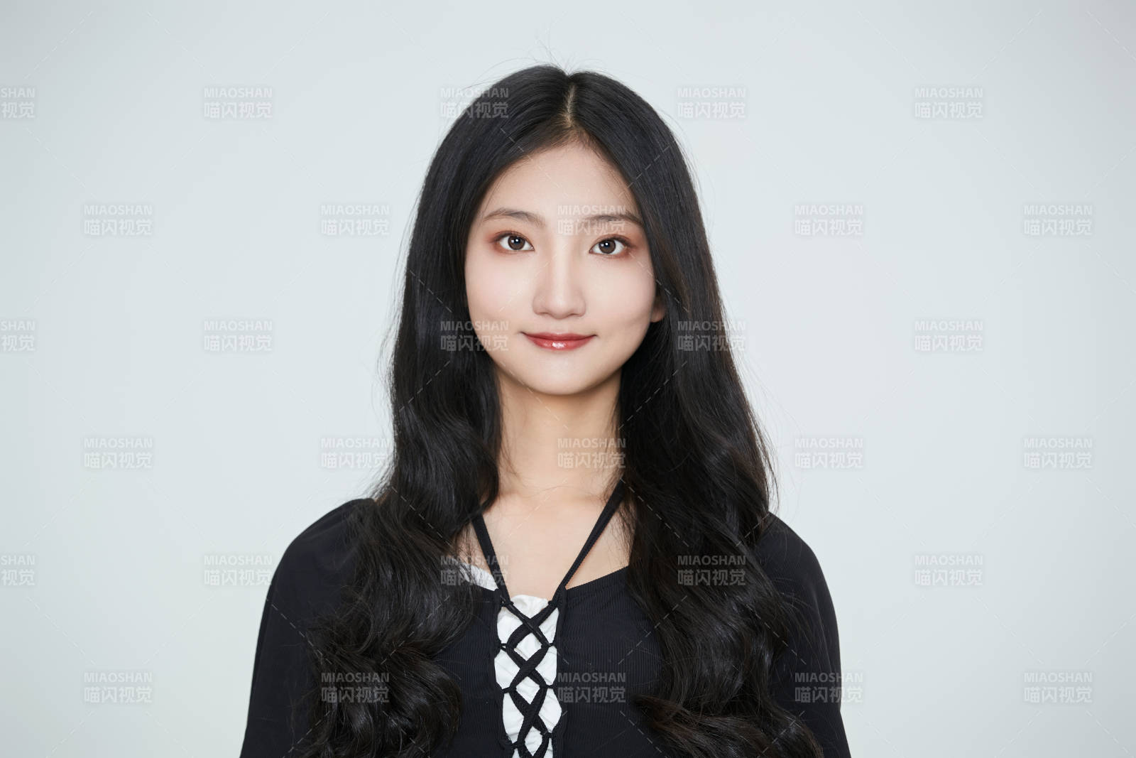 白色背景下做各种面部表情的可爱亚洲少女图片