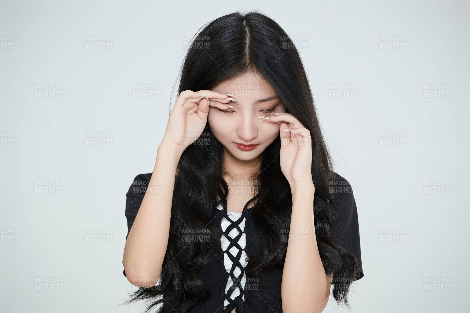 白色背景下做各种面部表情的可爱亚洲少女图片