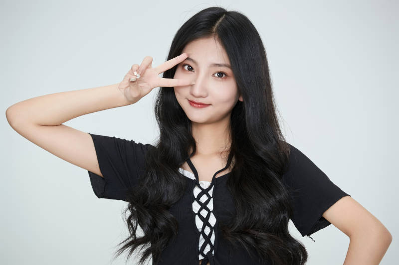 白色背景下做各种面部表情的可爱亚洲少女图片