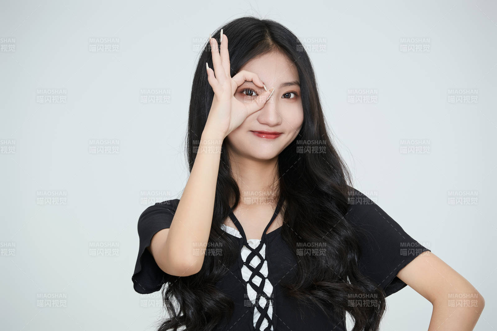 白色背景下做各种面部表情的可爱亚洲少女图片