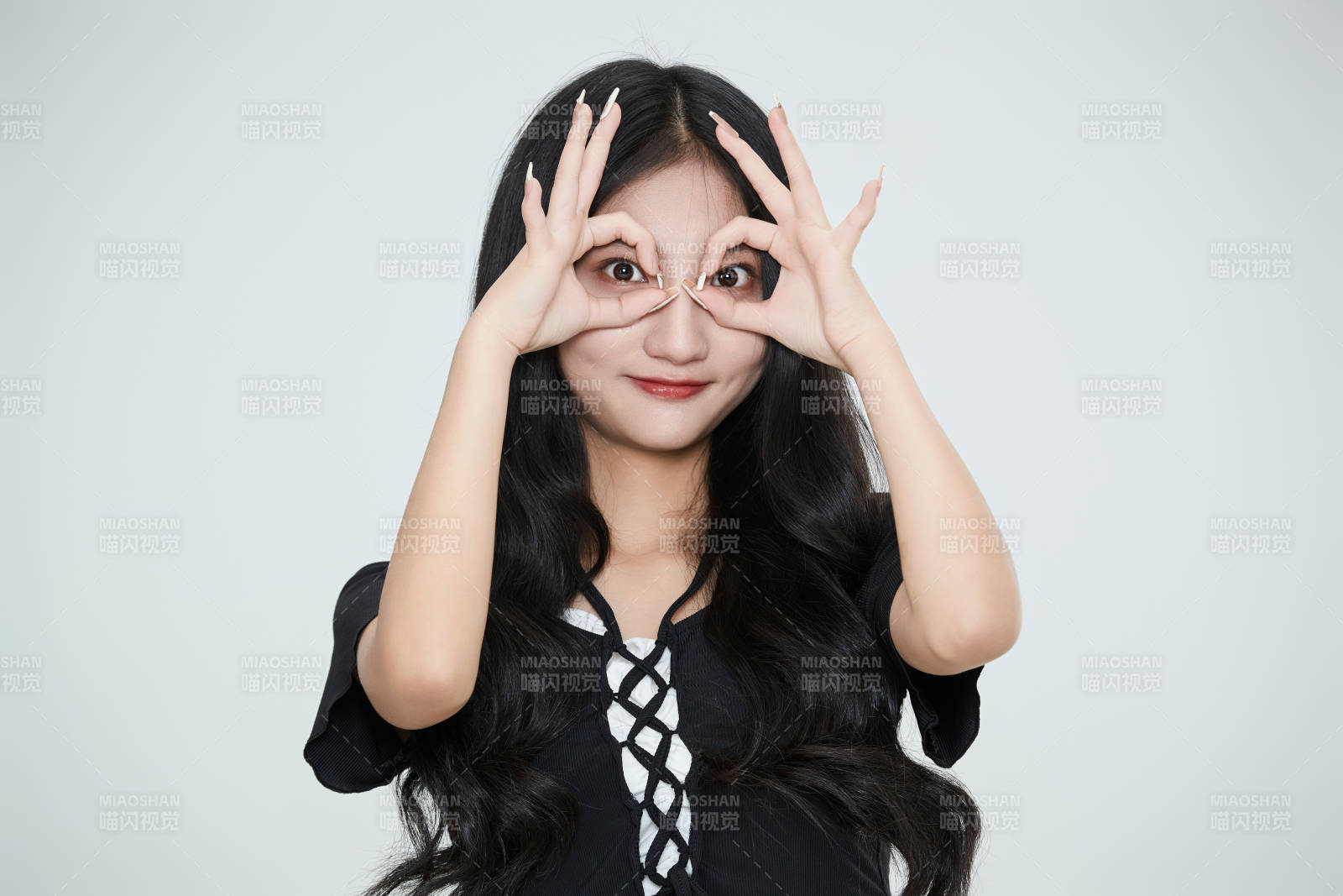 白色背景下做各种面部表情的可爱亚洲少女图片