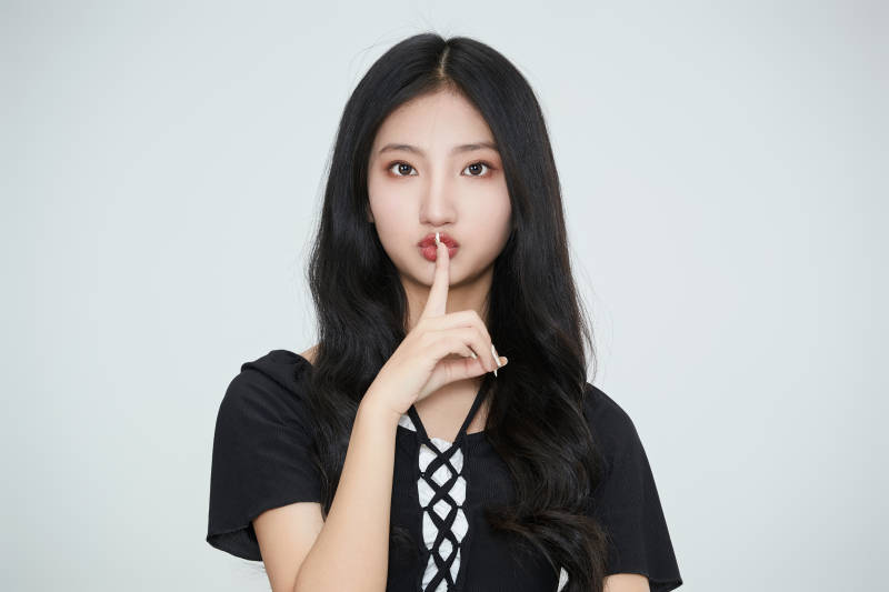 白色背景下做各种面部表情的可爱亚洲少女图片