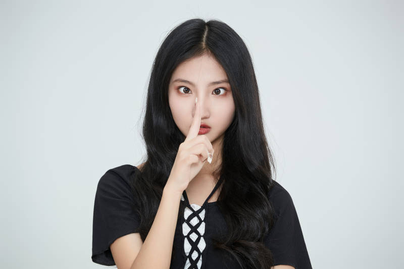 白色背景下做各种面部表情的可爱亚洲少女图片