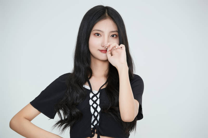 白色背景下做各种面部表情的可爱亚洲少女图片