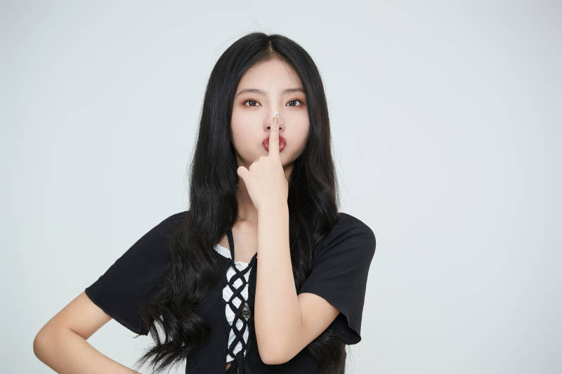 白色背景下做各种面部表情的可爱亚洲少女图片