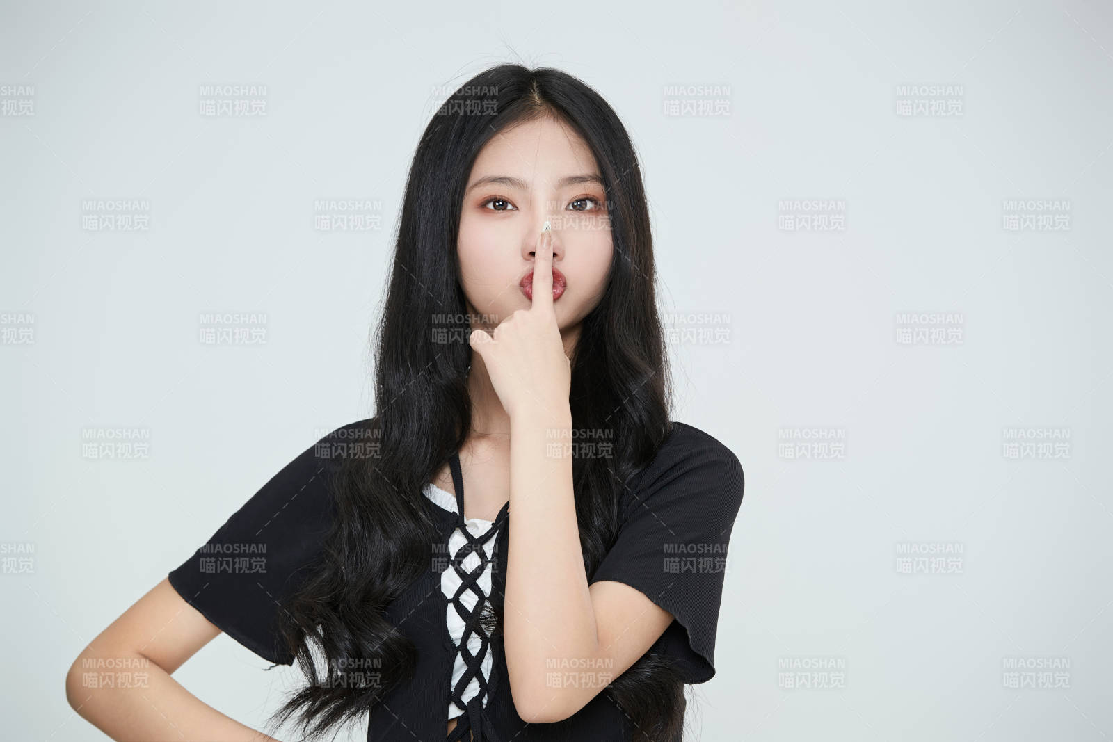 白色背景下做各种面部表情的可爱亚洲少女图片