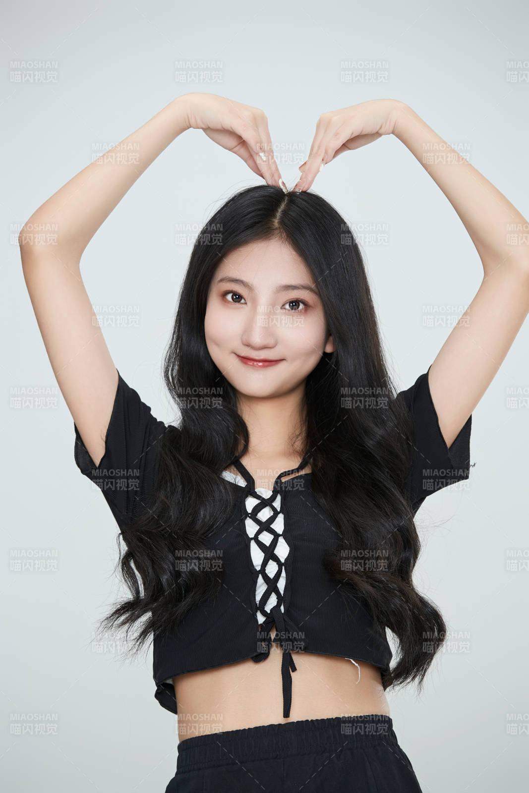 白色背景下做各种面部表情的可爱亚洲少女图片