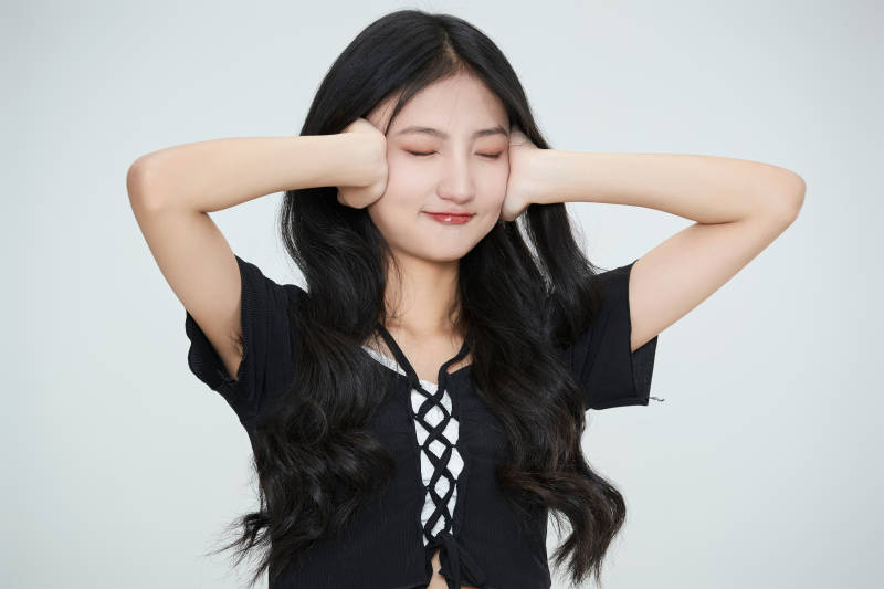 白色背景下做各种面部表情的可爱亚洲少女图片