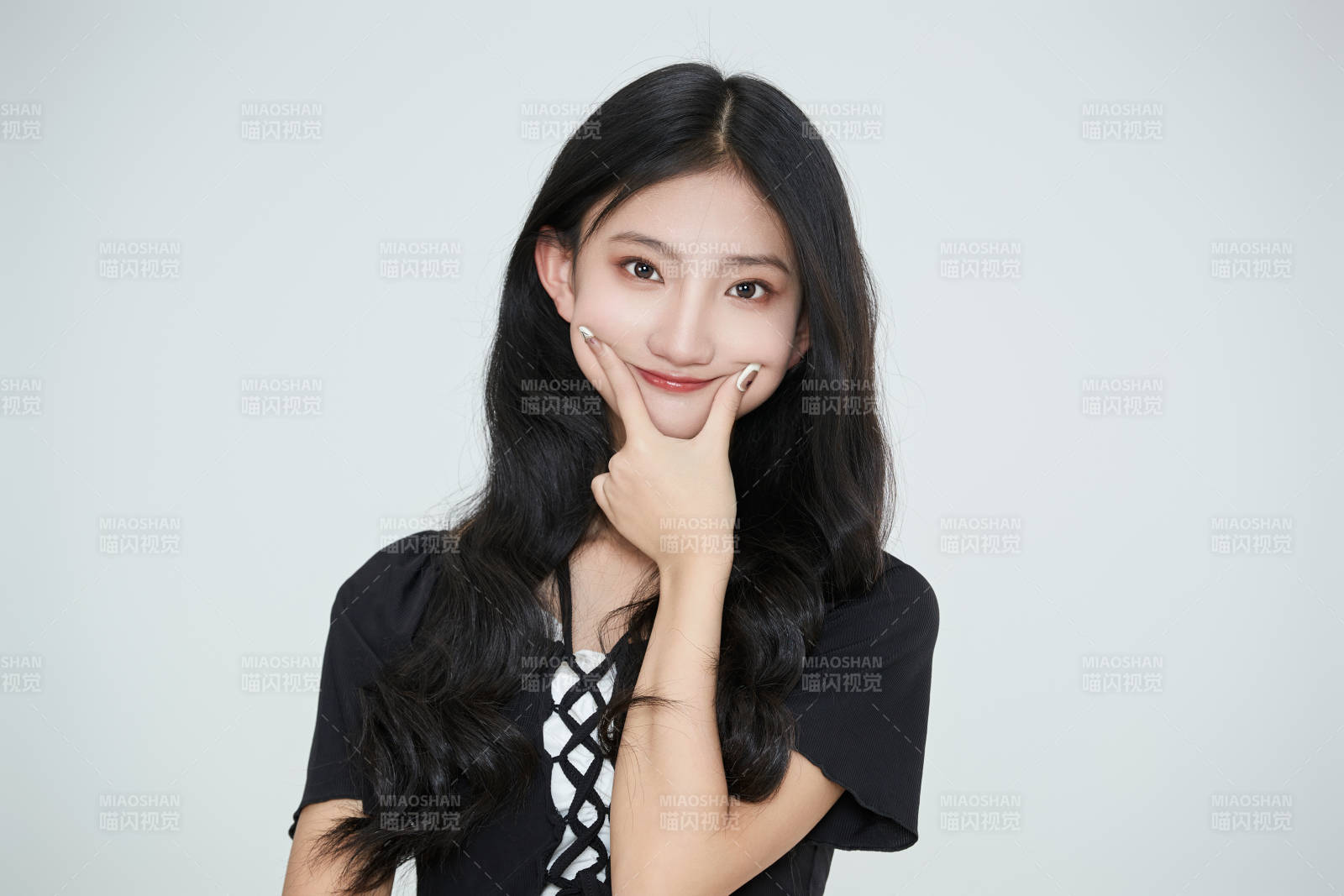 白色背景下做各种面部表情的可爱亚洲少女图片