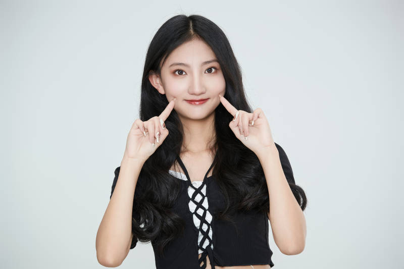 白色背景下做各种面部表情的可爱亚洲少女图片