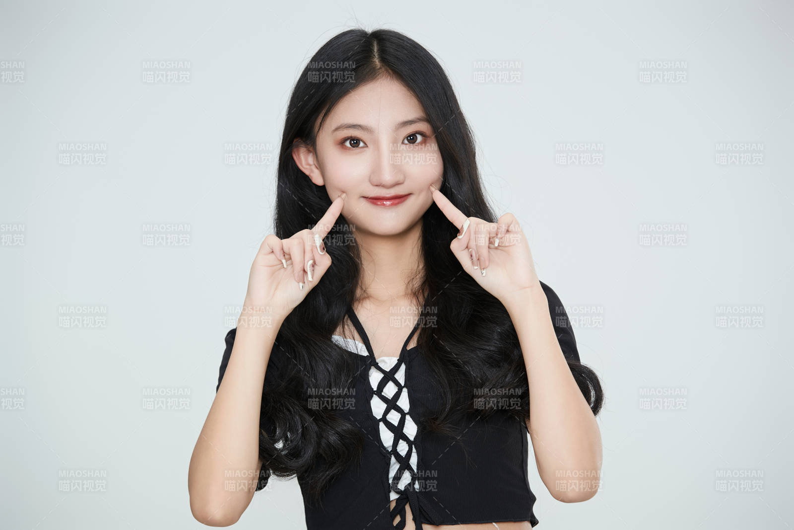 白色背景下做各种面部表情的可爱亚洲少女图片